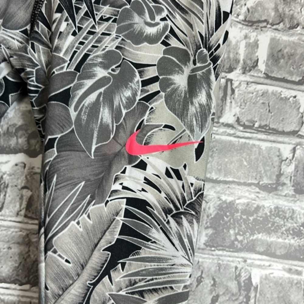 Nike‎ - Picture 3 of 9